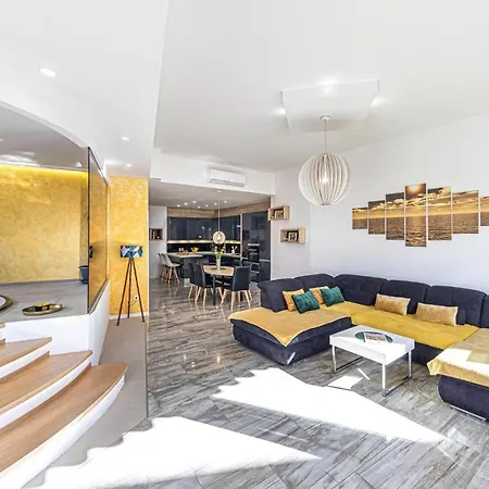 2 Bedroom Stunning In Okrug Gornji Apartment *